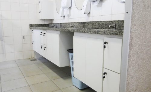armarios sao instalados no banheiro masculino