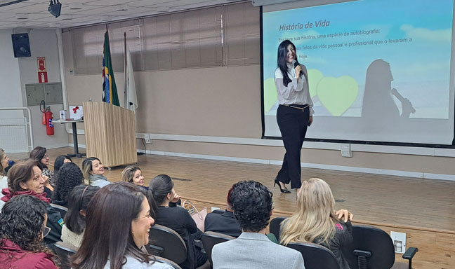 A psicóloga Flávia Freitas apresentou conceitos e provocou a reflexão dos presentes