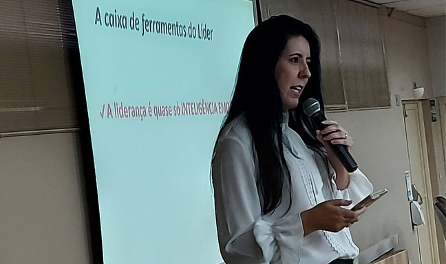 Flávia Freitas é especializada em psicologia humanista e atua em governança psicológica, mentoria para líderes, psicoterapia e desenvolvimento de pessoas