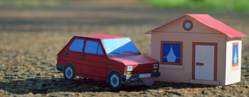 Casinha e carrinho feitos em papel com a técnica papercraft