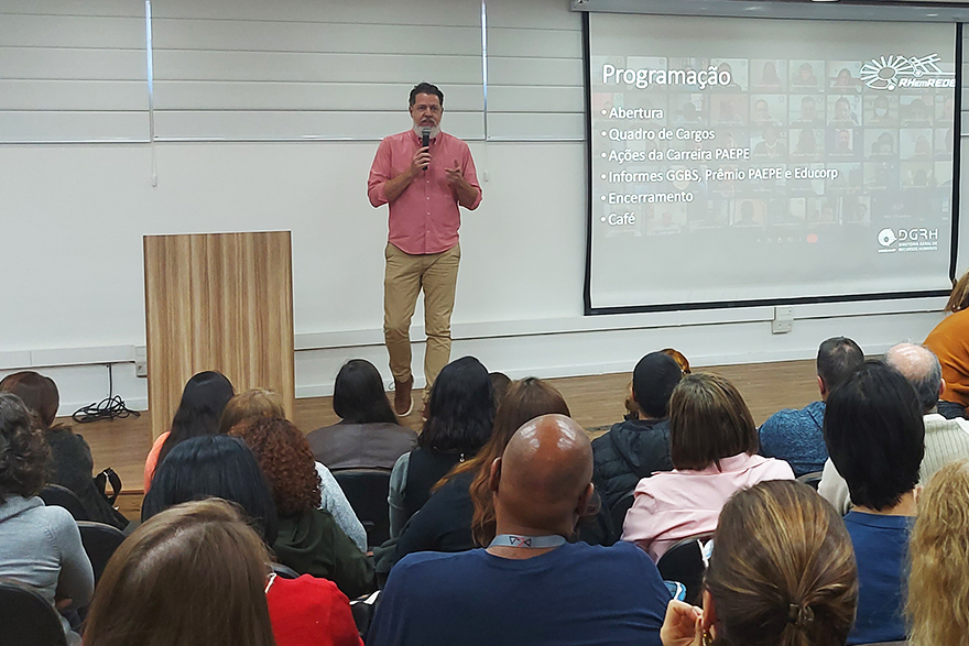 Paraizo deu as boas vindas e informou a programação do evento