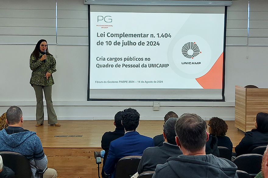 Dra. Fernanda apresentou a estrutura do novo quadro de cargos da Universidade