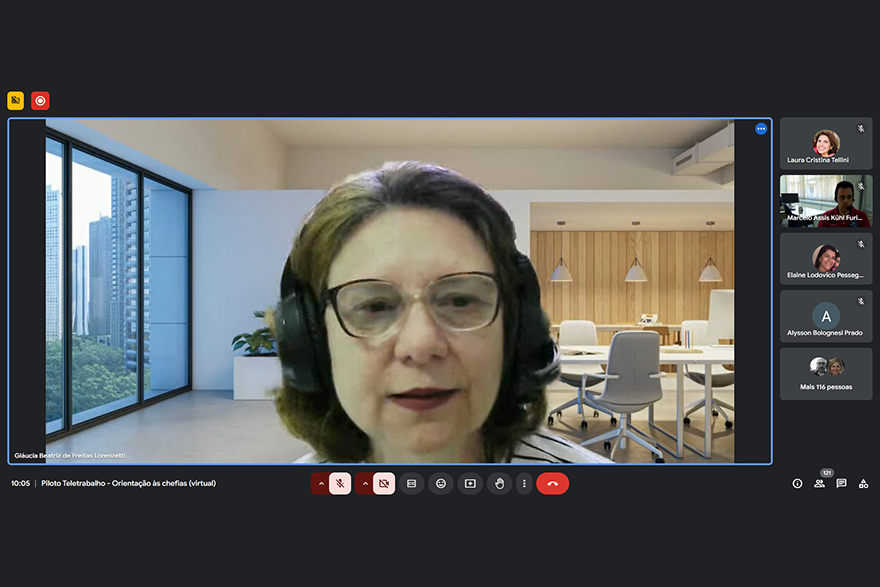 Glaucia Lorenzetti, presidente do Comitê de Acompanhamento, conduziu a reunião com RHs e chefias