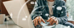 Homem trabalhando no notebook com uma sobreposição de ícones conectados por uma rede