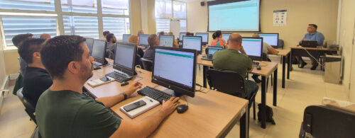 Grupo de Facilitadores do Ponto Eletrônico em treinamento no laboratório de informática da Educorp