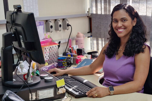 Bruna em sua mesa de trabalho