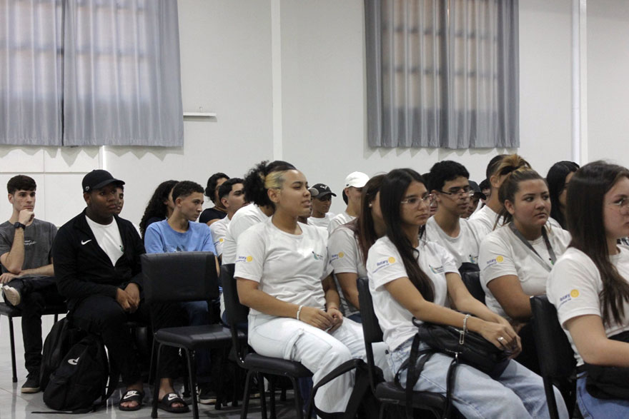 Patrulheiros assistindo à palestra