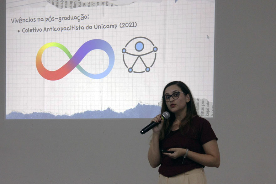 Érika Fabíola Maia, que é ex-patrulheira e doutoranda na Unicamp, apresentando slide sobre sua pós graduação.