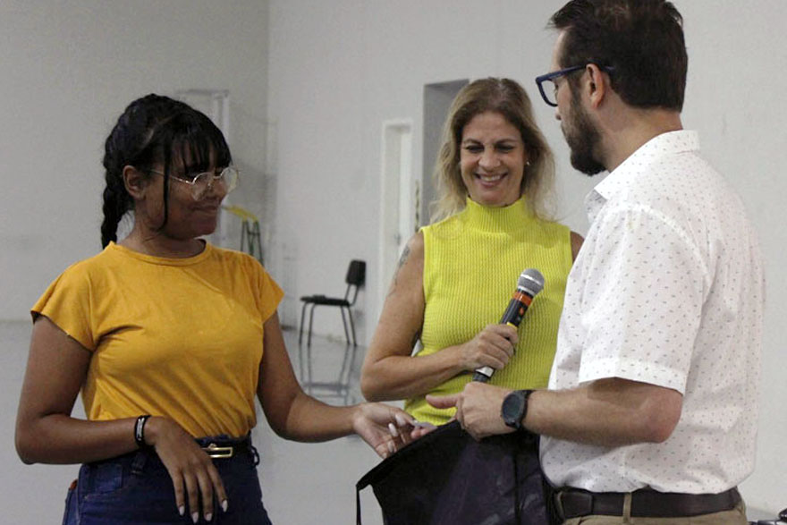 Patrulheira recebendo brinde