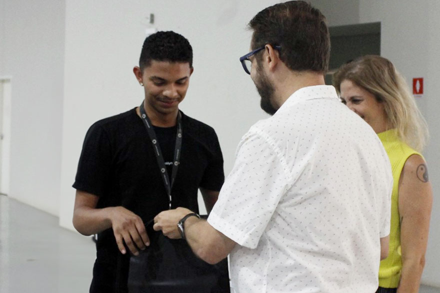 Patrulheiro recebendo brinde