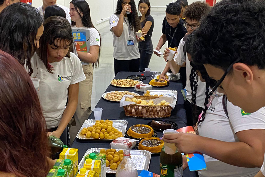 Patrulheiros na mesa com alimentos após a palestra