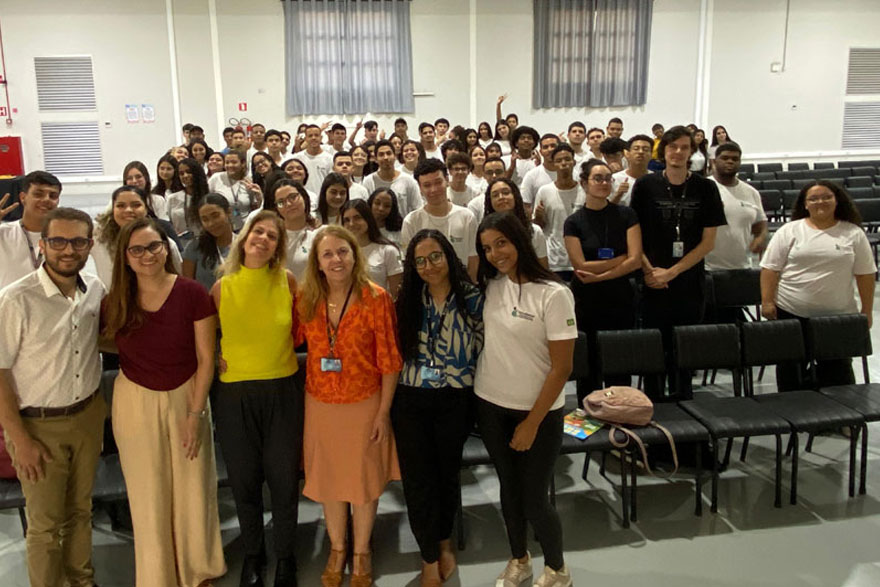 Todos os que estiveram na palestra posando para a foto em pé.