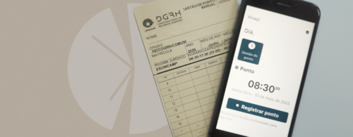 cartão de ponto manual ao lado do aplicativo aberto no celular, com uma ilustração de relógio analógico ao fundo