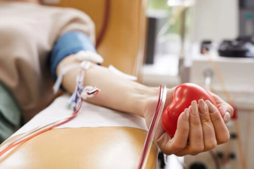 Braço com a agulha tirando sangue