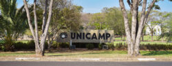 Placa da Unicamp na Praça da Paz