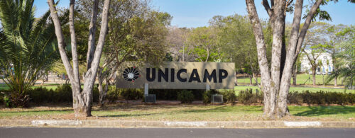 Placa da Unicamp na Praça da Paz