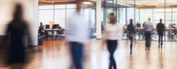 Pessoas em movimento no ambiente de trabalho
