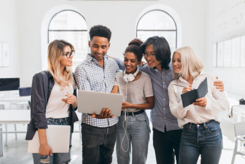 Pessoas de diversas etnias no trabalho
