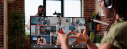 Pessoas em reunião de trabalho remoto através de video chamada.