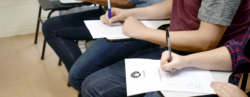 Pessoas sentadas fazendo rpovas de concurso público da UNicamp
