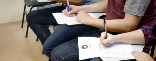 Pessoas sentadas fazendo rpovas de concurso público da UNicamp