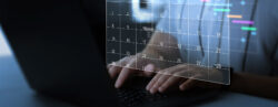 Pessoa digitando no computador com a sobreposição de um calendário