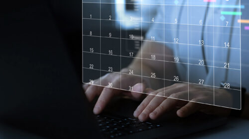 Pessoa digitando no computador com a sobreposição de um calendário