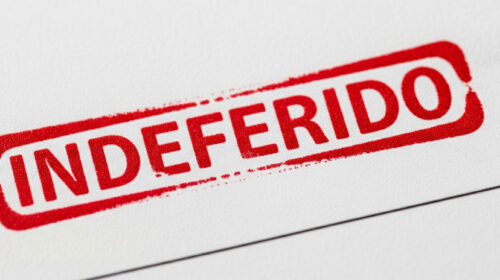 Documento com uma carimbada escrito "indeferido"