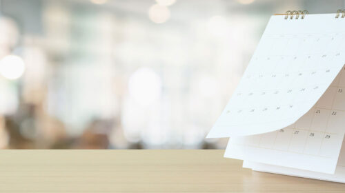 Calendário de papel sobre uma mesa