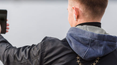 Homem de costas fazendo reconhecimento facial