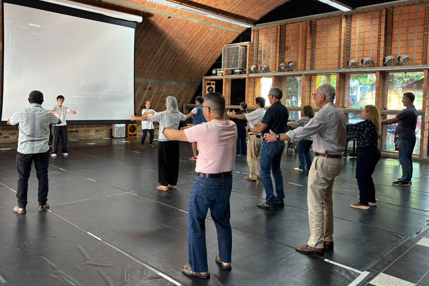 Fotos dos servidores participantes fazendo alongamento
