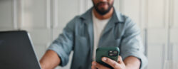 Homem segurando celular