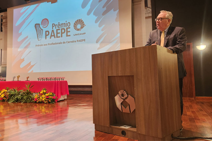 Reitor César Montagner no evento de entrega do Prêmio PAEPE 2025