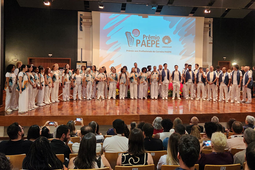 Coral Zíper na Boca se apresentando no evento de entrega do Prêmio PAEPE 2025
